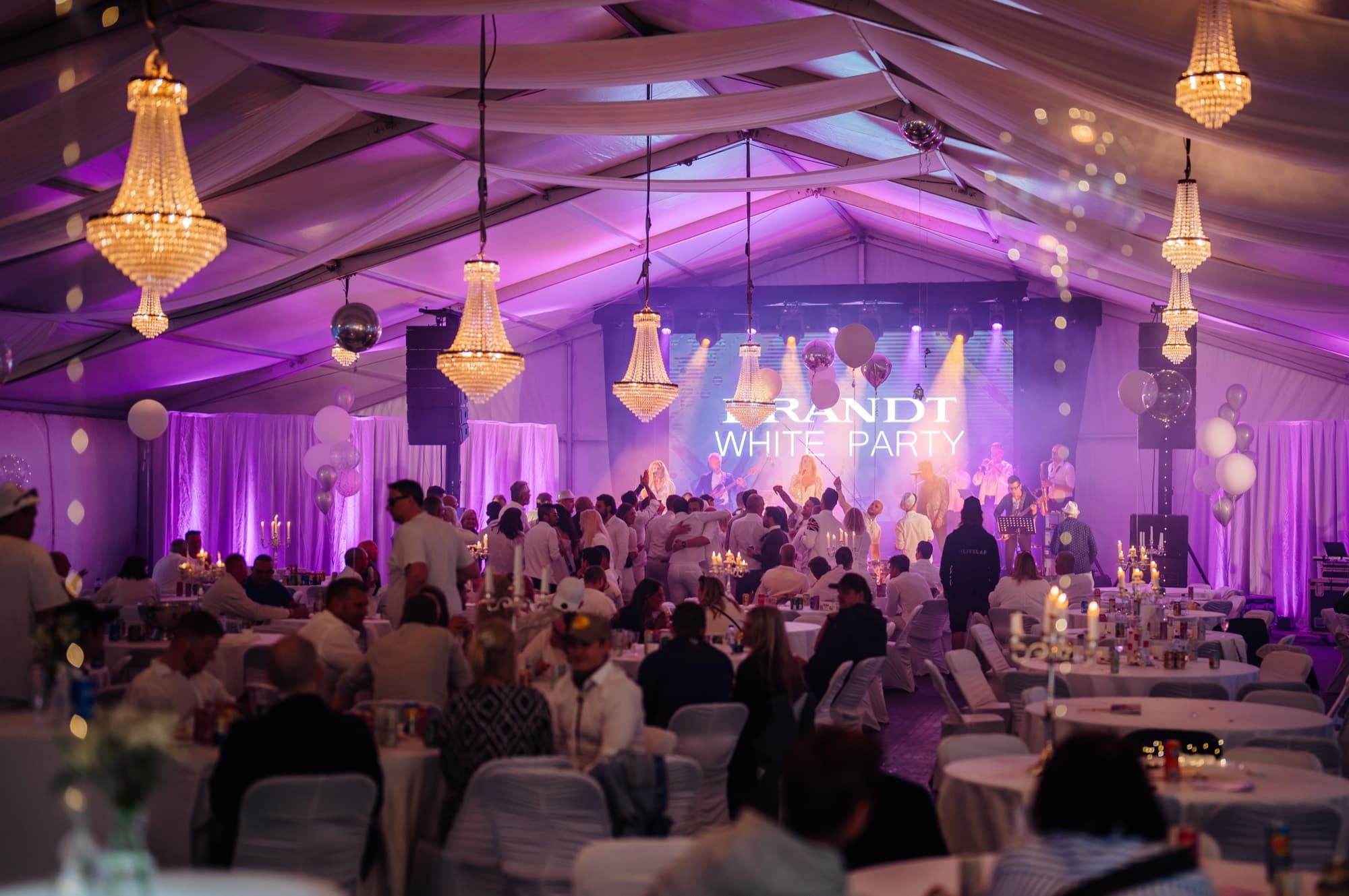 Kvällsstämning, scen och underhållning under Brandt White Party.