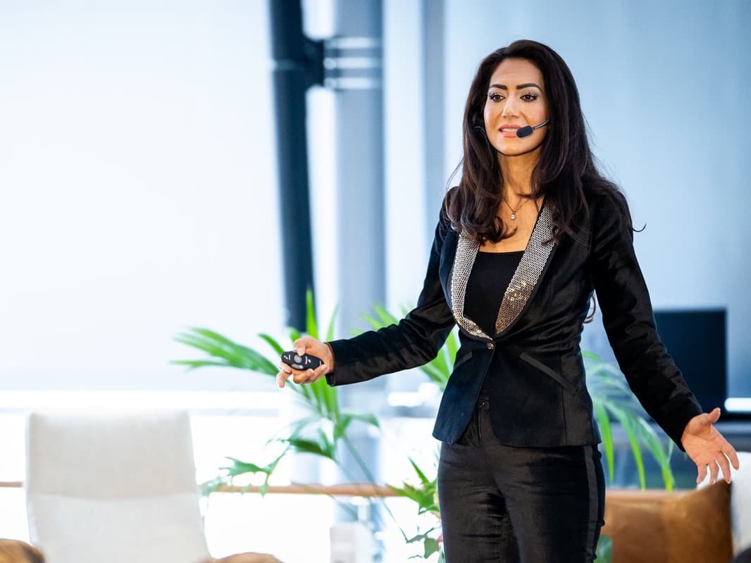 Föreläsare på scen under en konferens
